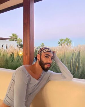 Piche Instagram - Un peu «  prince of persia «  vibe ou pas du tout ? 🙇🏻‍♂️

D’ailleurs comme vous pouvez voir en slide la DA de mon prochain clip n’est pas basé sur prince of persia bien qu’on y retrouve également beaucoup de fumer 😏

Vous me direz quel est le rapport avec prince of persia ? Bah j’en sais rien je l’ai pas vu, je suis chanteur pas critique de cinéma ( désolé j’m’enflamme parce que je suis excité de ce qui arrive 🥲 )