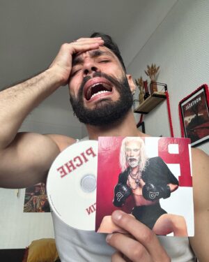 Piche Instagram - MAMAN J’AI SORTI UN CD 😭 

" FESTIN " mon premier EP dispo DEMAIN PARTOUT 🥊🥹

Si on m’avait dit plus jeune qu’un jour je sortirais un DISQUE À WALKMAN j’aurai sûrement répondu : " et ça t’étonne ? " 💅

Non en vrai j’aurai réagi comme sur ces slides . 

Merci la vie, merci le drag et surtout merci vous ❤️

@warnerchappellfrance @luckyrecordsparis @thefrenchbeautyboy