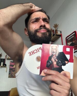 Piche Instagram - MAMAN J’AI SORTI UN CD 😭 

" FESTIN " mon premier EP dispo DEMAIN PARTOUT 🥊🥹

Si on m’avait dit plus jeune qu’un jour je sortirais un DISQUE À WALKMAN j’aurai sûrement répondu : " et ça t’étonne ? " 💅

Non en vrai j’aurai réagi comme sur ces slides . 

Merci la vie, merci le drag et surtout merci vous ❤️

@warnerchappellfrance @luckyrecordsparis @thefrenchbeautyboy