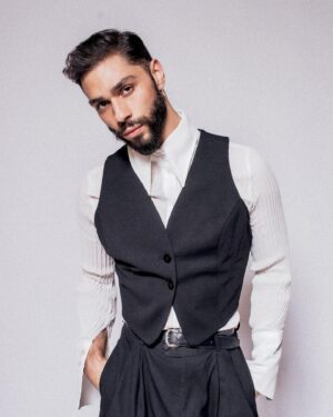 Piche Instagram - J’aurai peut-être pu jouer dans peaky blinders mais NON j’ai préféré vous sortir un EP DANS 2 jours 🥊🥹

Lien pre-save dans ma bio 🍆 ( aucun rapport mais cet emoji et toujours plus parlant ) 

Shoot at the last @gillesasquin par @hugolardenet 🫶

Look by @untucked.friperie ❤️