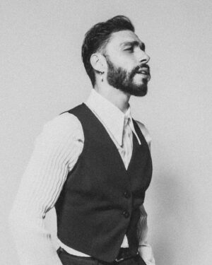 Piche Instagram - J’aurai peut-être pu jouer dans peaky blinders mais NON j’ai préféré vous sortir un EP DANS 2 jours 🥊🥹

Lien pre-save dans ma bio 🍆 ( aucun rapport mais cet emoji et toujours plus parlant ) 

Shoot at the last @gillesasquin par @hugolardenet 🫶

Look by @untucked.friperie ❤️