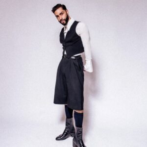 Piche Instagram - J’aurai peut-être pu jouer dans peaky blinders mais NON j’ai préféré vous sortir un EP DANS 2 jours 🥊🥹

Lien pre-save dans ma bio 🍆 ( aucun rapport mais cet emoji et toujours plus parlant ) 

Shoot at the last @gillesasquin par @hugolardenet 🫶

Look by @untucked.friperie ❤️