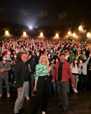 Pierfrancesco Favino Instagram - Stare insieme. Ecco l’antidoto. Sentire il suono delle risate in sala, il respiro comune dell’emozione, il piacere e il sollievo.
Vi aspetto

#CorroDaTe #soloalcinema

@ricmilanioff 
@mirimeo 
@visionfilmdistribution 
@wildsidesrl