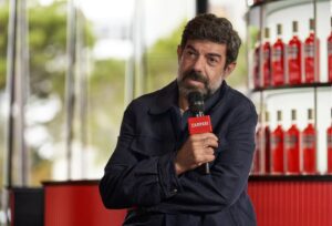 Pierfrancesco Favino Instagram - La passione non si spegne, si nutre, si tiene viva. Come un fuoco che scalda, attorno al quale  si rinnovano le amicizie, l’ascolto, gli scambi, in compagnia dei racconti. Come quelli che rendono speciale e unica Venezia e il suo Festival.

@campari.it

#Venezia80 #RedPassion #Campari #CampariCinema #adv