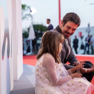 Pierfrancesco Favino Instagram - Io e la mia signorina stiamo bene insieme.

#PADRENOSTRO 

@visionfilmdistribution 
@lungtafilm 
#pkocinema
@tendercapitalproductions 

@labiennale 
#Venezia77

@giorgioarmani