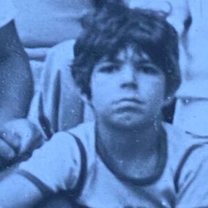 Pierfrancesco Favino Instagram - Questo sono io a 6 anni.
Come tutti i bambini ogni tanto ne combinavo qualcuna.
Una di queste ve la voglio raccontare e dire a tutti i genitori che a volte i bambini possiamo lasciarli sbagliare senza grandi conseguenze.
Come dice Go Go Cory Carson: keep calm and go go!

#GoGoCoryCarson @netflixit