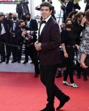 Pierfrancesco Favino Instagram - Ieri a Cannes per omaggiare il Maestro @marcobellocchio 

Grazie a @zegnaofficial e @alessandrosartoriofficial per avermi accompagnato sul red carpet del 74esimo @festivaldecannes