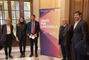 Pierfrancesco Favino Instagram - Sono particolarmente orgoglioso e felice di poter annunciare questa collaborazione. Sapere che potremo essere utili a insegnanti e studenti è una delle più grandi soddisfazioni che potessi sentire.

#unitiperlascuola 
@associazione.unita 
@alicenellacitta 
@premidavid 
@ministeroistruzione 
@mic_italia 
@profpbianchi 
@dariofrances