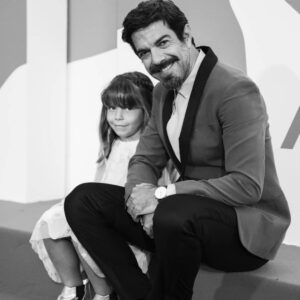 Pierfrancesco Favino Instagram - Io e la mia signorina stiamo bene insieme.

#PADRENOSTRO 

@visionfilmdistribution 
@lungtafilm 
#pkocinema
@tendercapitalproductions 

@labiennale 
#Venezia77

@giorgioarmani