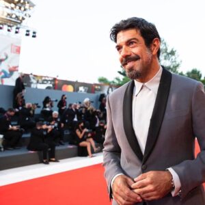 Pierfrancesco Favino Instagram - Io e la mia signorina stiamo bene insieme.

#PADRENOSTRO 

@visionfilmdistribution 
@lungtafilm 
#pkocinema
@tendercapitalproductions 

@labiennale 
#Venezia77

@giorgioarmani
