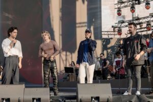 Piero Barone Instagram - Soundcheck per la seconda puntata di #TuttiPerUno, con @soccins, @giuseppefiorello, @irama.plume, @officialnannini, @enriconigiotti, @federicapanicucci, @giulianosangiorgi_official, @santifrancesi, @ninasolodovnikova, @umbertotozziofficial.