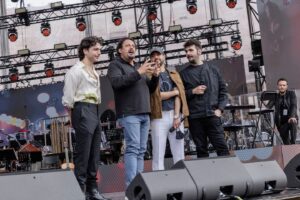 Piero Barone Instagram - Soundcheck per la terza puntata di #TuttiPerUno, con @eleonoraabbagnatoofficial @bigmamaalmic @enricobrignano @cocciante.official @nekfilipponeviani @maxpezzali @rosevillain @ninazilliofficial