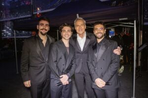 Piero Barone Instagram - "Strada facendo, vedrai
Che non sei più da solo
Strada facendo troverai
Un gancio in mezzo al cielo". 

@ilvolomusic e @claudiobaglioniofficial cantano "Strada facendo" a #TuttiPerUno.