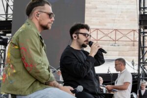 Piero Barone Instagram - Soundcheck per la seconda puntata di #TuttiPerUno, con @soccins, @giuseppefiorello, @irama.plume, @officialnannini, @enriconigiotti, @federicapanicucci, @giulianosangiorgi_official, @santifrancesi, @ninasolodovnikova, @umbertotozziofficial.