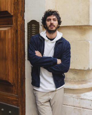 Pierpaolo Spollon Instagram - Il posto fisso non lo lascio. La giacca nemmeno. 
Con questa estate che sa di autunno non è ancora il tempo di spogliarsi… Quindi, vestiamoci tutti!
Con #Peuterey ancora meglio.

@peuterey #PeutereyAttitude #adv