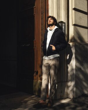 Pierpaolo Spollon Instagram - Il posto fisso non lo lascio. La giacca nemmeno. 
Con questa estate che sa di autunno non è ancora il tempo di spogliarsi… Quindi, vestiamoci tutti!
Con #Peuterey ancora meglio.

@peuterey #PeutereyAttitude #adv