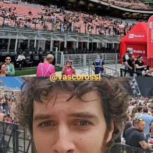 Pierpaolo Spollon Instagram - A tutti quelli che hanno rosicato per il concerto di @vascorossi: sappiate che la mia vita non poteva reggere quella gioia. 

Infatti… 

Acqua in casa, macchina rotta... Ma chisssssenefregaaa ho incontrato Vascooo!!! 

-
#vascodì #ognidì #spollondì #sansiro #vascorossi #concerto #mastaischersando