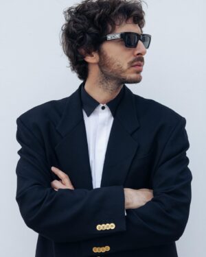 Pierpaolo Spollon Instagram - Se nonostante l’allergia stagionale oggi riesco a darmi un tono, o almeno ci provo, è solo grazie a questi occhiali.

#MoschinoEyewear @Moschino @SafiloGroup #adv