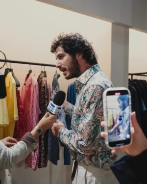 Pierpaolo Spollon Instagram - Prendete un Pierpaolo, mettetelo a Firenze, vestitelo Eton… E avrete uno Spollon felice.

@etonshirts #meandmyeton #adv