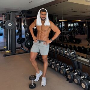 Pierre Abena Instagram - You might be feeling like it’s time to get serious with your health and fitness, so I wanted to share some motivation with you to start the week! No more excuses, your body needs you to take care of it! Let’s make the commitment to be more disciplined with food intake and workouts! 💪🏽 I always recommend 45 minutes of cardio 3-4 times a week, plus resistance training. Today is chest day for me, so below I will share some of the exercises from my workout and you can do them too!

• 45 min cardio (elliptical machine)
• Flat bench press for middle chest 
• Incline bench press for upper chest
• Chest dips for lower chest
• Chest fly for all pectoral muscles
• Push ups for all pectoral muscles

You can do each exercise 10-12 repetitions, for 4 sets! Even if you only have 20 minutes to workout today, it’s better than nothing! The effort will pay off! 🦾✨
.
.
.
.
.

#fitnesslifestyle #bodygoal #abs #absworkout #leanbody #fitnesschallenge #sweatitoutchallenge #pierreabena #ocho #nikefitness #nikesoccer #athleticperformance