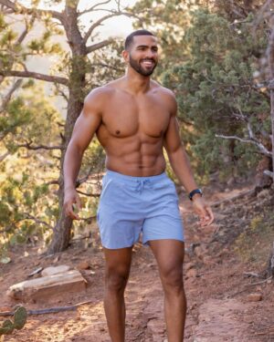 Pierre Abena Instagram - Don’t underestimate what some fresh air, a long walk, and a little sunshine can do for your mood and body. When you take care of YOU, everything about you (relationships, work performance, physical appearance, mental health) gets better! 🌲☀️🌿 #FitnessFriday
📸 @kacilouphotography