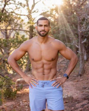 Pierre Abena Instagram - Don’t underestimate what some fresh air, a long walk, and a little sunshine can do for your mood and body. When you take care of YOU, everything about you (relationships, work performance, physical appearance, mental health) gets better! 🌲☀️🌿 #FitnessFriday
📸 @kacilouphotography