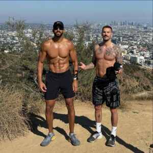 Pierre Abena Instagram - Petite randonnée avec le frangin @mattpokora 🏃🏽‍♂️☀️ 
Bon weekend à tous 💪🏽
.
.
.
.
.
#summer2024 #hike #healthy #friends #holidayweekend #4thofjuly #runyoncanyon #healthychoices #menshealth #mensfitness #workoutroutine #cardioworkout