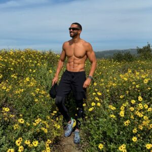 Pierre Abena Instagram - The endorphins are real out here! 🌻✨☀️ I’m sharing all the good vibes with you to start the week! What are you grateful for in your life today? For me it’s my health and surroundings 💛 Always remember all the little things in life that we can be grateful for add up to one big life!
.
.
.
.
.
.
#monday #beautifulnature #fitnessmotivation #positivevibeonly #pierreabena #ocho #fitnessmodelworkout #lagunabeach #californialiving #losangelesmodels #determinationquotes #loveyourselfmore #newweeknewgoals