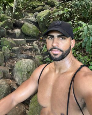 Pierre Abena Instagram - 🌲🍃 The path to the top is full of obstacles, but if you overcome one step at a time, you will reach your goal 🙌🏽 #selfie #determination