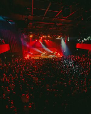Pierre Bouvier Instagram - And just like that, we are back at it!  Show 1 of 3 nights sold out in Paris at Bataclan.  Great kick off to this tour with @maydayparade @statechampsny and @airxyel 🙌🏼🙌🏼🙌🏼. Merci Paris 🇫🇷😘
📸 @shotbywozniak