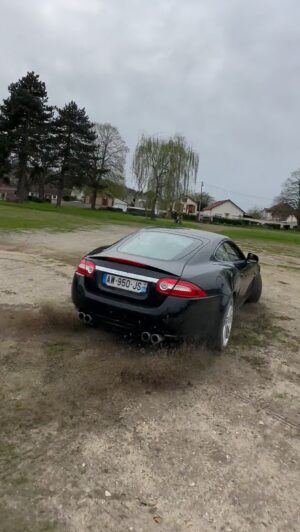 Pierre Chabrier Instagram - On matraque pas les autos ici. C’est donc du (doux)nut sur gravier, juste pour expliquer de façon pédagogique mais non moins agacée la bonne façon de faire cette pâtisserie sucré qu’est le donut.