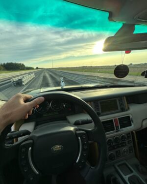 Pierre Chabrier Instagram - @topgearfr Quelques photos inédites d’une très belle aventure dont le dernier épisode best-of est sortie hier soir ! Merci aux équipes. Et à toutes celles et ceux qui ont pris du plaisir à regarder la saison !  C’était clairement pas parfait mais ça veut dire que la progression est possible 🫡 Plein d’amour et de sans plomb. Pour retrouver les épisodes c’est très bientôt sur @primevideofr