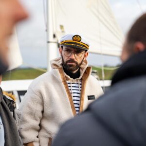 Pierre Chabrier Instagram - On en pense quoi de ce fameux trois mâts v8 ( 1 seul mât en fait ) ? Mon équipage et moi même vous souhaitons une agréable croisière du bonheur. Le 2ème v8 présent dans ces photos est tout autant hybrid même si un peu plus efficace et utilisable. Sauf sous la pluie. @topgearfr ne maîtrise pas encore la météo. Merci pour les photos @tim.l.t