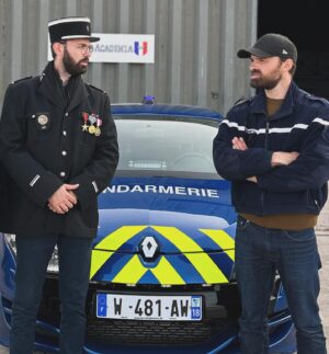 Pierre Chabrier Instagram - Sergent @albanlenoir et Capitaine Chabrier se toisant du regard. @monsieurpoulpe fier de son œuvre. Puis @amixem s’apprêtant à recevoir une tempête de sable dans les yeux. Quelle-est la voiture dans le fond qui fait des donuts ?