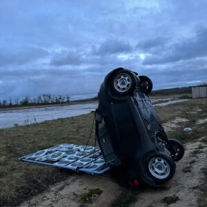 Pierre Chabrier Instagram - On en pense quoi de ce fameux trois mâts v8 ( 1 seul mât en fait ) ? Mon équipage et moi même vous souhaitons une agréable croisière du bonheur. Le 2ème v8 présent dans ces photos est tout autant hybrid même si un peu plus efficace et utilisable. Sauf sous la pluie. @topgearfr ne maîtrise pas encore la météo. Merci pour les photos @tim.l.t