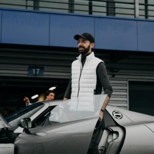 Pierre Chabrier Instagram - On en pense quoi de ce fameux trois mâts v8 ( 1 seul mât en fait ) ? Mon équipage et moi même vous souhaitons une agréable croisière du bonheur. Le 2ème v8 présent dans ces photos est tout autant hybrid même si un peu plus efficace et utilisable. Sauf sous la pluie. @topgearfr ne maîtrise pas encore la météo. Merci pour les photos @tim.l.t