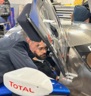 Pierre Chabrier Instagram - Je suis certain que Colin McRae se garait comme ça. 
L’épisode 4 de @topgearfr est sorti hier, comme vous pouvez le constater tout s’est très bien passé. 🙄 De superbe rencontre @sebloebofficiel - @aripietivatanen - @minassiannicolas - @tsamere - @pastorpastorpastor et évidement un grand merci aux équipes de l’émission d’avoir rendu tous ces rêves réalisables. Et @monsieurpoulpe toujours dans les mauvais coups tu connais. 

Crédit photo : @tim.l.t