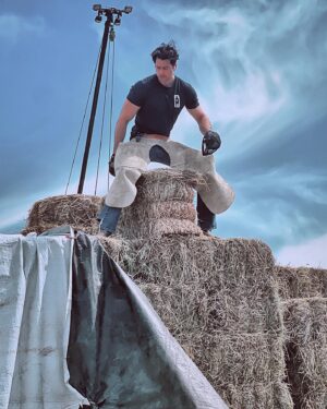 Pierson Fodé Instagram - Oh hay there 🌾 You may be wondering what this hot new Fodé farm-fit fitness trend is? Get a casual 22ton boom load on Fodé Farms for a hay delivery. This one came in hand stacked by yours truly. Needless to say my deadlift and overall cardio stays in top top shape…. But this is a side of me that I don’t usually share on socials cause everyone likes the catered Hollywood aesthetic. This is the other world I come from. A world I love getting back to. My home. So after the red carpets and premiers I sneak out of town for this. And at the end of a day on the farm when chaff has dusted every inch of your body, you strip down to the ol birthday suit and hose off so you don’t drag it into the house. If you dare try to wear more than your skivvies on your way in you can guarantee mom and dad will be putting you on house cleaning duty. No pants no shoes no shirt = good service and you can eat dinner lol