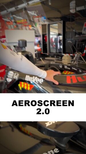 Pietro Fittipaldi Instagram - O AEROSCREEN 2.0 estreou em Long Beach na Formula Indy e mostrou ser uma evolução positiva em relação a primeira versão. 3,2kg a menos e o novo laminado de apenas 6mm, 3mm a menos que o antecessor. Com um novo sistema de refrigeração, @pifitti mostra os detalhes!
#indy #indycar #indy500 #f1 #aeroscreen #fittiforce #fittipaldibrothers