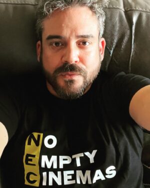 Pigmalion Dadakaridis Instagram - Επιτέλους, καμία θέση δεν θα μείνει κενή 🎬

Δες την αγαπημένη σου παράσταση ή απόλαυσε την αγαπημένη σου ταινία, φορώντας τα συλλεκτικά T-shirts της συλλογής Open Again 🎬, τα οποία είναι διαθέσιμα στο http://bit.ly/OpenAgain_FR με σκοπό την υποστήριξη του Ταμείου Αλληλοβοήθειας του Σωματείου Ελλήνων Ηθοποιών 🎟 
Η δράση πραγματοποιείται σε συνεργασία με το @fabricrepublic_gr 

#OpenAgain #NoEmptyCinemas #NoEmptyTheatres #NoEmptySeats 
#fabricrepublic