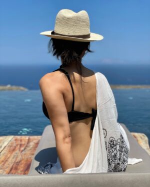 Pilar Holland Instagram - The goddess has never been lost. It’s just some of us have forgotten how to find her ✨✨

#santorini #greekislands #explore #travel #cyclades #horizon #breathtakingview #sealovers #goddessvibes #greece🇬🇷