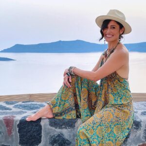Pilar Holland Instagram - I’ve never considered myself a hat person or felt confident or attractive wearing one. But as you probably noticed, I never took this hat off during my recent visit to Greece. I want to thank @giorgiohatter in Athens for helping me find a hat that made me feel 😎 , 💁🏻‍♀️ , and gave me that sun protection out on the islands. #panamahat 

#islandvibes #santorini #greekislands #islandstyle #travel #exploremore #greece #greecetravel #enjoyinglife