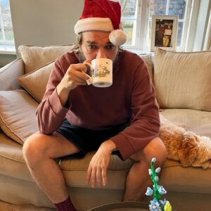 Pilou Asbæk Instagram - I’m giving you Santa’s elf reporting for duty after an 11 months sabbatical… Will be ready for work after my morning tea. 
Happy 1st of December! 🎄🎅