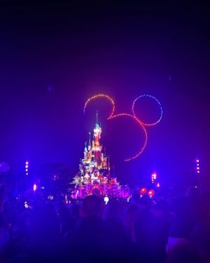 Pilou Asbæk Instagram - Massive spam incoming…3 days in @disneylandparis …feeling like a 10 year old again with friends and family ❤️ after non stop music, food, entertainment, I can honestly said…we did it all. Twice. More photos to come. Sorry. Can’t help it. #disneyland #disneylandparis #family #disneyland30 #friends #fun #rides