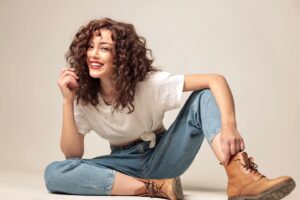 Pınar Gülkapan Instagram - “Tanrı’ya gülümseyip kafamı gökyüzüne kaldırıyorum şimdi o içine dahil olduğum kendi ülkedem de. 

Bazen çimenlere uzanıp şarkılarımı dinliyorum. Şarkılar güzel. Çimenler huzurlu.

821,059,200 saniye aynı şarkıyı çalabilirim burada.

Tanrı iyi biri ve metaforlar, hikayelere yakışıyorlar.”

G.A. @aktasgokce 
@gokceaktasmanagement 

#photographer @burkia 

#hair @alper.iskk 

Teşekkür ve şükranla 🎁❤️