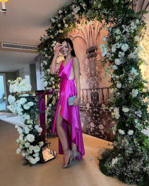 Pınar Gülkapan Instagram - 💕🌸🫶 
Çok teşekkürüm var. 
@zeycouture şahane tasarımları ve tabii ki @difashionbranding 💞
Her şeyimle ilgilenen canım bebeklerim @ecememiir ve @gizemskilic 💖 sizi seviyorum ve çoook teşekkür ediyorum. 💋 
Bi’de saçım hep @no1gokturkofficial 🫶