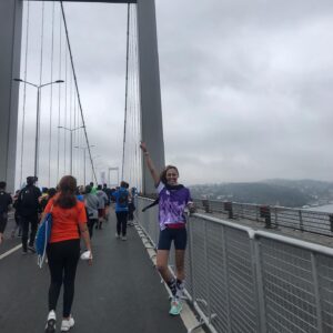 Pınar Gülkapan Instagram - 2021’in özeti! 🏃🏻‍♀️
Çokça koşturdum diyebilirim. Bu koşturmaca başkaydı. Arşivde kalsın istemedim çünkü çocuklar çok kıymetli benim için. 
@adim_adim #iyilikpeşindekoş ilkesiyle bu yıl @smadernek i adına 15K koştum. Koç Topluluğu Koçu  sevgili @emrahbozgeyik e ayrıca teşekkürlerimi sunuyorum. 
🏃🏻‍♀️ #iyilikpeşindekoş un! 
#run #istanbulmaratonu2021