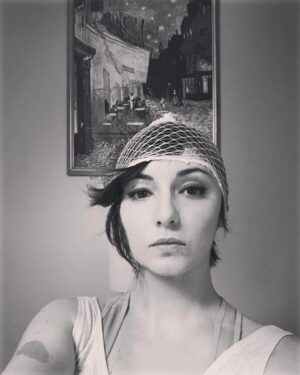 Pınar Töre Instagram - Cafe Terrace At Night ve başımda Celiloğlu'nun filesi. Van Gogh ve #sonçıkışfilmi #sirenscall film. Hastane film rapsodisi. Ve evet doğum izim var #flapper