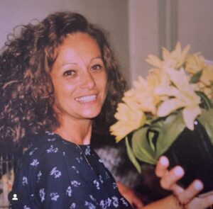 Pınar Töre Instagram - Annem, Şükran Töre’yi, 3 Ekim’de kaybettik. Daha evvel paylaşamadığım için, belki haberdar olamamış herkesin affına sığınıyorum. Bazı acılar, bırakın bu platformları, günlük hayatın içinde dahi dışavurumu olamayacak kadar içimizi, tüm varlığımızı derin bir sessizlikle ele geçiriyor. Çünkü hiçbir şey annemi son yolculuğuna uğurlamaya benzemiyor. Duyan, ulaşan herkese başta babam ve tüm ailem adına çok teşekkür ediyorum. Dostlar sağ olsun.