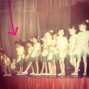 Pınar Töre Instagram - Küçüksündür, kalabalığın arasında, sıradaki, bir diğer enerji yumağısındır. Kendi rengin, müziğin, katacağın, ekleyeceğin ışığın vardır. Küçük olman, yıldız tozu olman, sıradaki olman, seni sıradan ve kıymetsiz değil bilakis insanın hikayesini anlatmaya, seni yontarak hazır kılar. Dünya tiyatrolar günü kutlu olsun. Kendi kalenizi tutun, hikayeyi anlatın. #yaş7